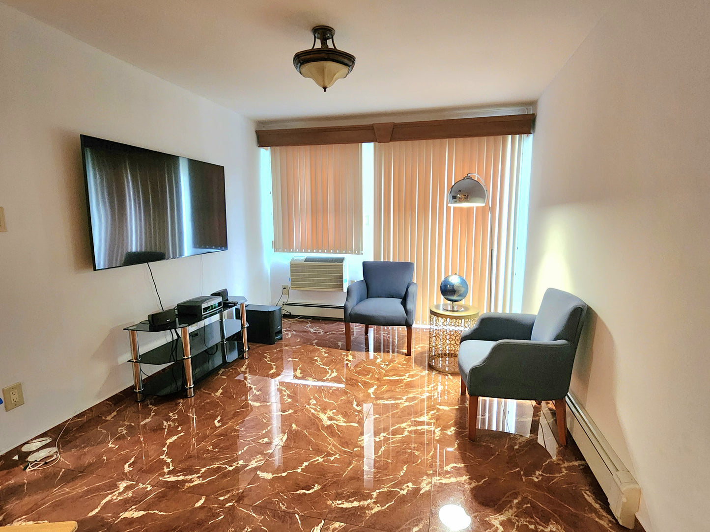 Private room in a quiet, recently renovated home located in Middle Village, Queens.