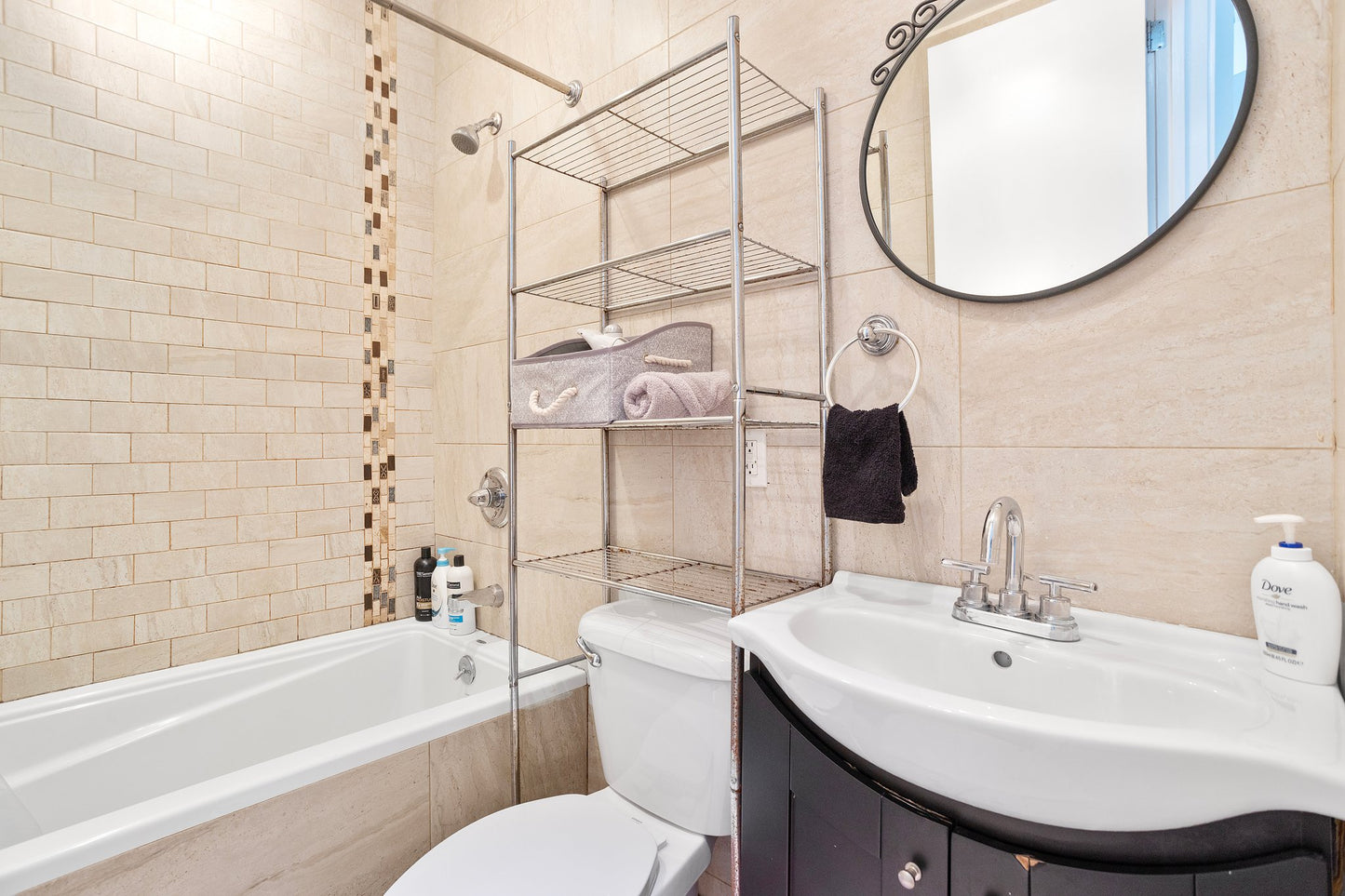 “Looking for a young, chill roommate with a relaxed vibe 🌿🎷”