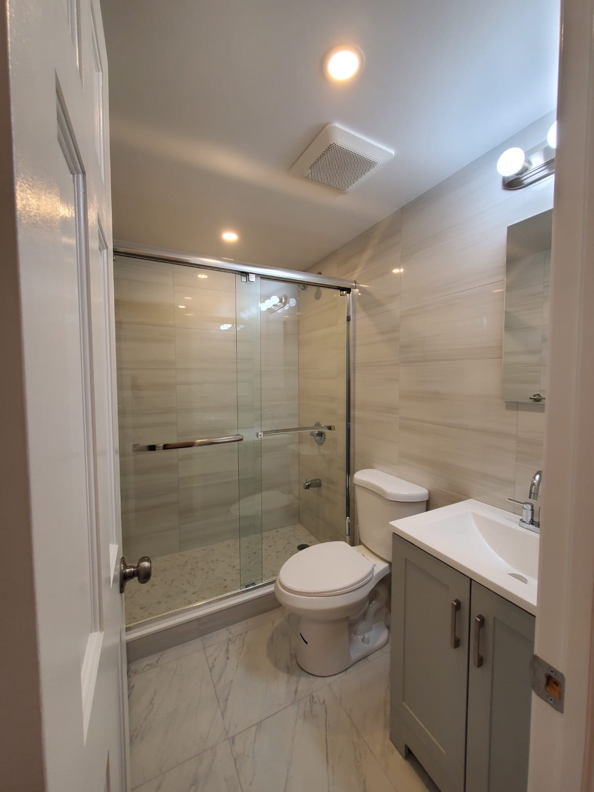 Room for rent in Elmhurst!