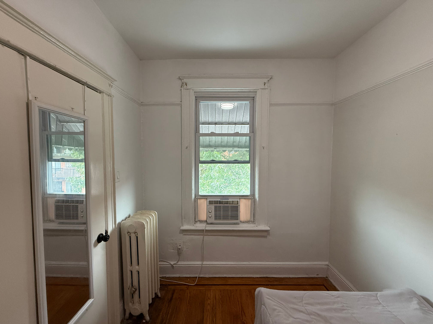Private Room in Elmhurst – 7 Minutes Walking to the Train and Shopping Centers