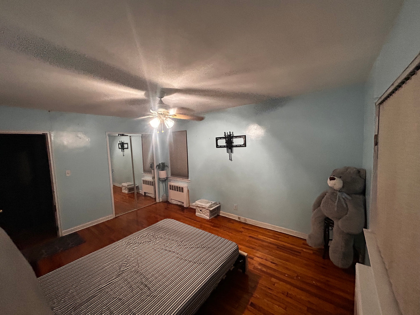 Excelente habitación en East Elmhurst, cerca de el aeropuerto LaGuardia, en una zona de fácil parqueo y en zona comercial con lavanderías, tiendas, supermercados y restaurantes a minutos de distancia caminando. Ambiente familiar .