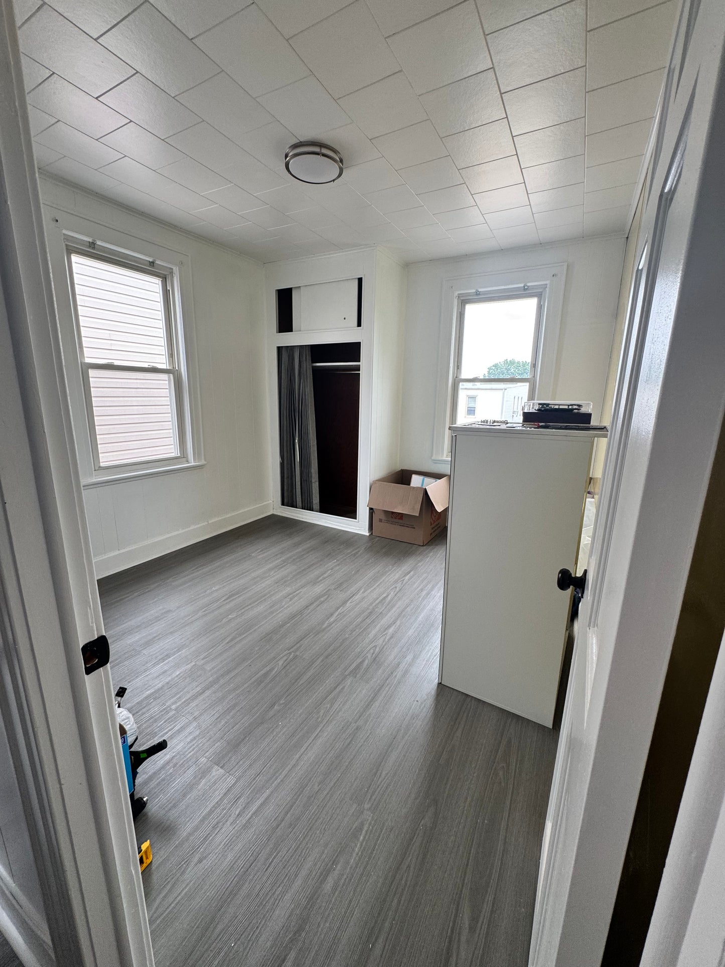 Habitación cómoda, con buena iluminación, acceso a cocina y baño compartido, ubicado en un lugar tranquilo sin congestiones