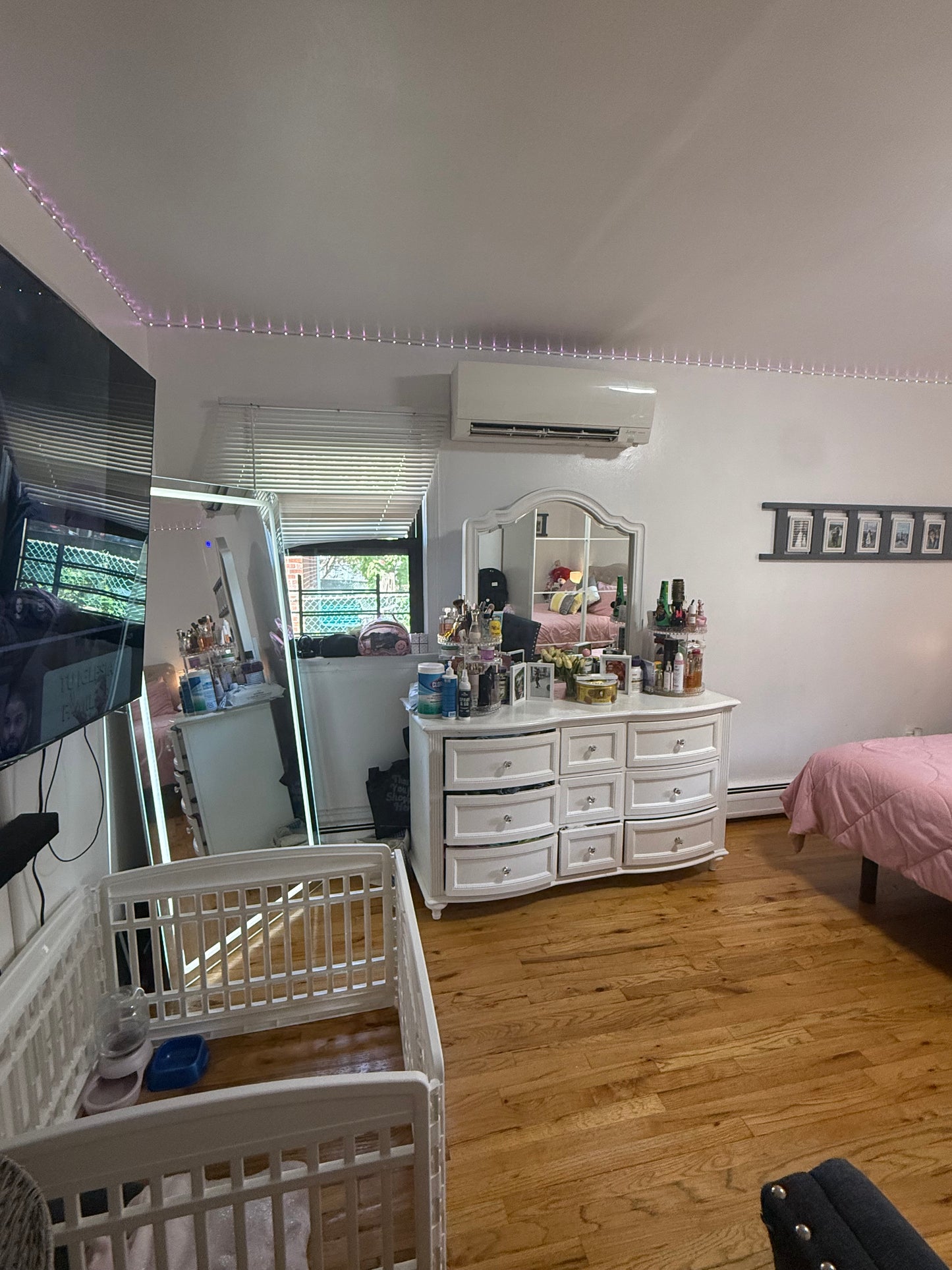 Habitación grande con 2 ventanas grandes buena calefacción y aire acondicionado