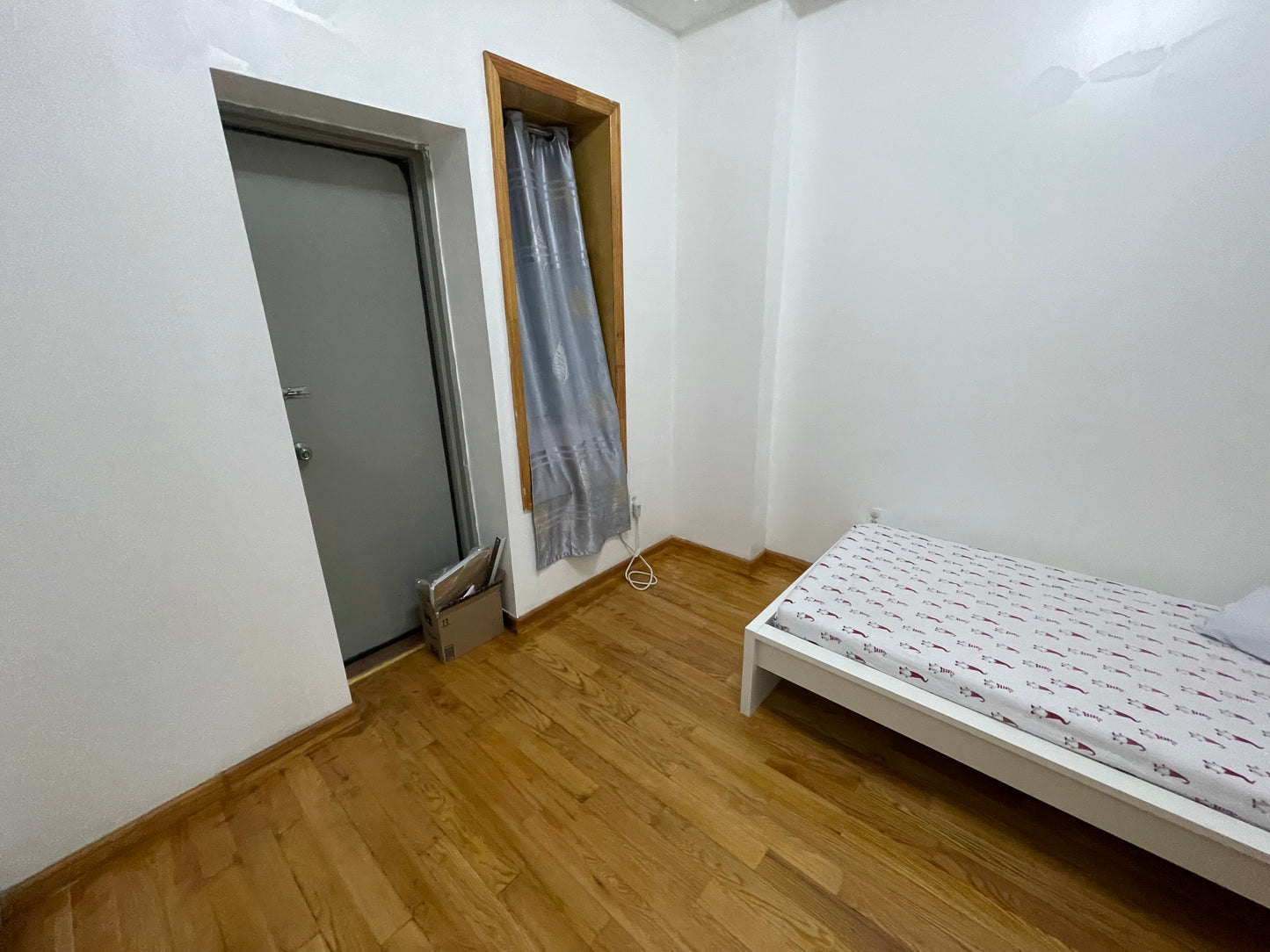 Se renta habitación privada con puerta en la yarda, tren N a unas cuadras