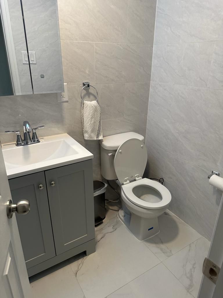 Private room with independent entrance in Ridgewood!