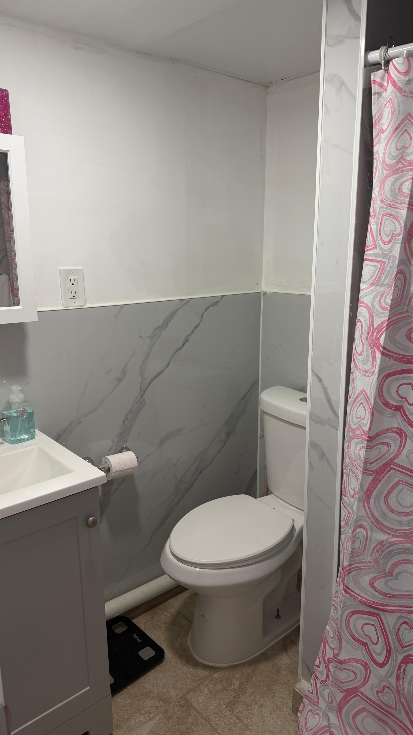 Room for rent for a woman.