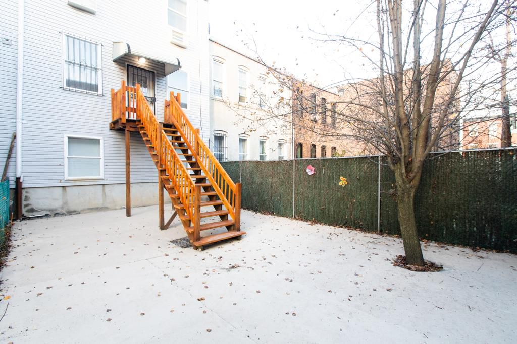 Private/Master Room with Large Closet in Cypress Hills, No Deposit, with Laundry and Yard