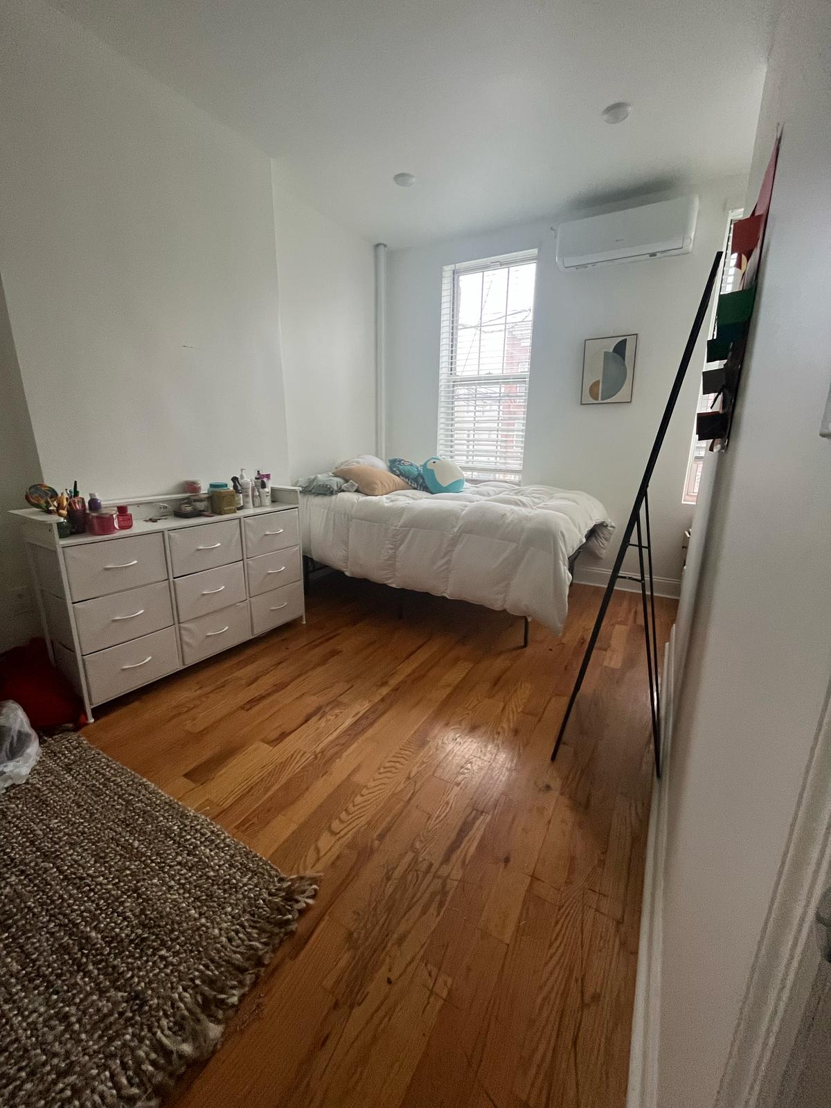 Spacious Room in East New York – Perfect for Women