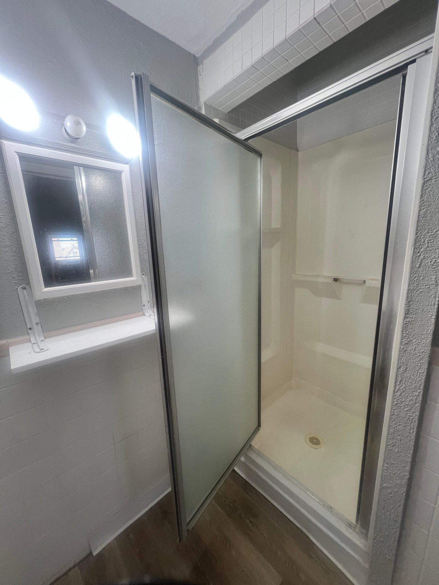 Spacious attic for Rent – Close to Supermarkets
