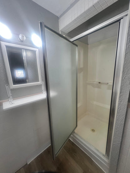Spacious attic for Rent – Close to Supermarkets