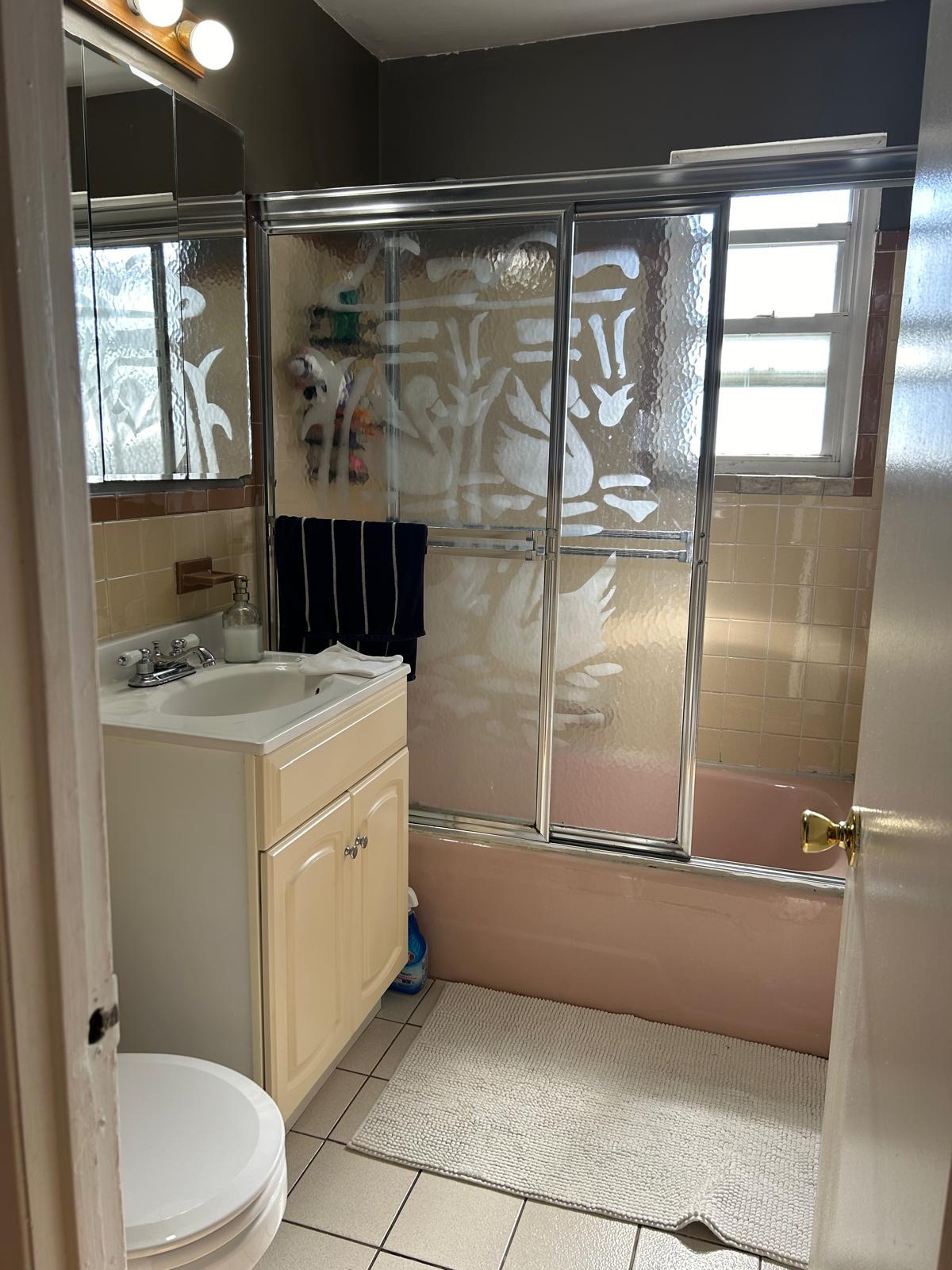 Habitación económica amoblada en Maspeth, disponibilidad inmediata