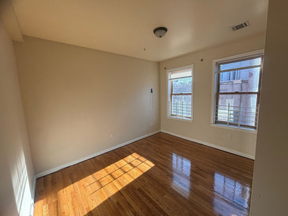 ROOM AVAILABLE WITH PRIVATE BATHROOM IN JERSEY CITY – QUIET AND FAMILY-FRIENDLY ENVIRONMENT