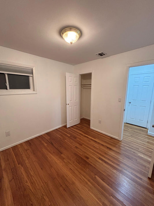 Spacious and bright room for rent in an excellent location.