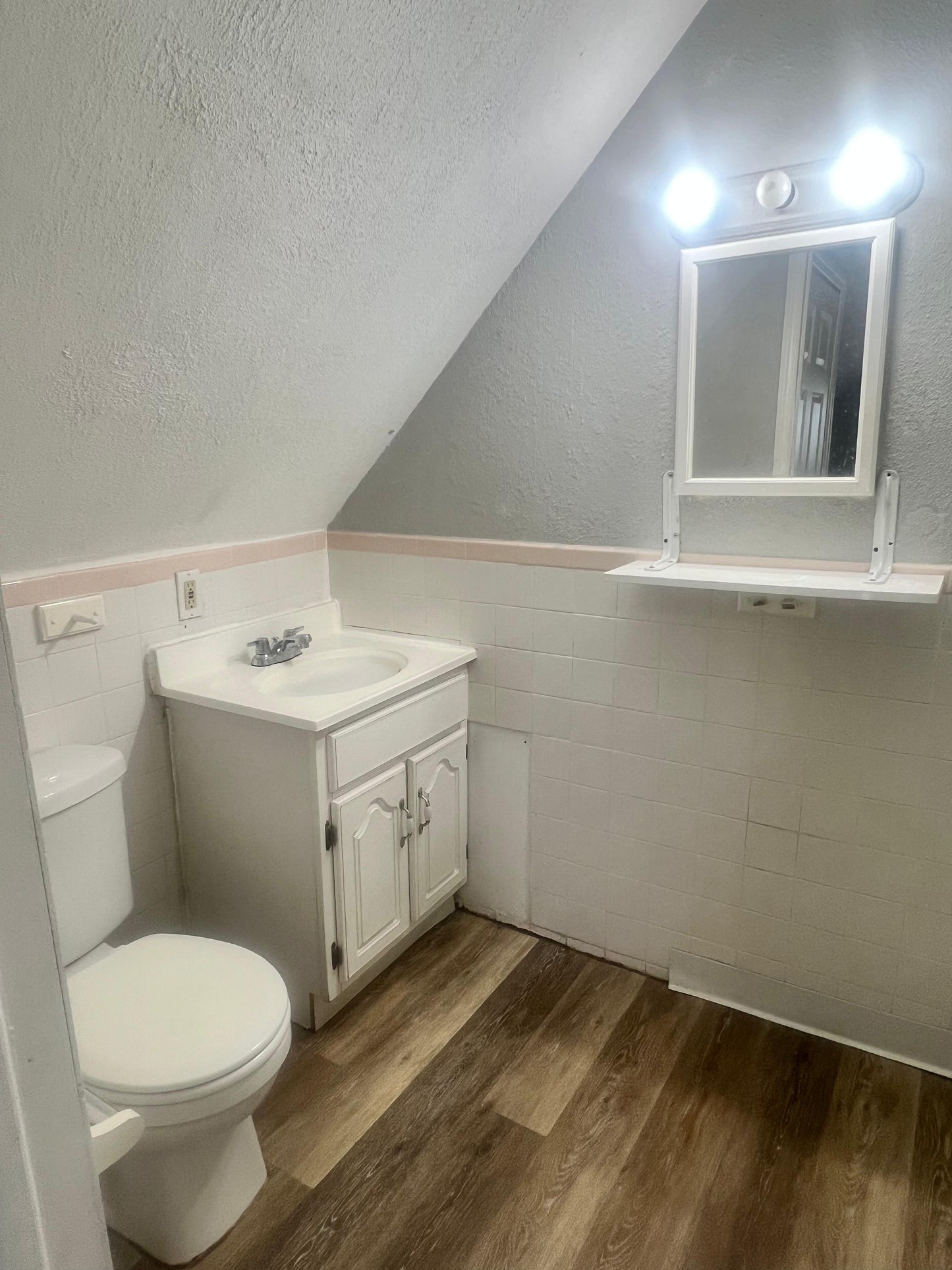 Spacious attic for Rent – Close to Supermarkets