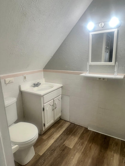 Spacious attic for Rent – Close to Supermarkets