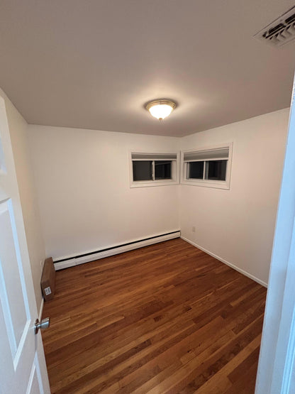 Spacious and bright room for rent in an excellent location.