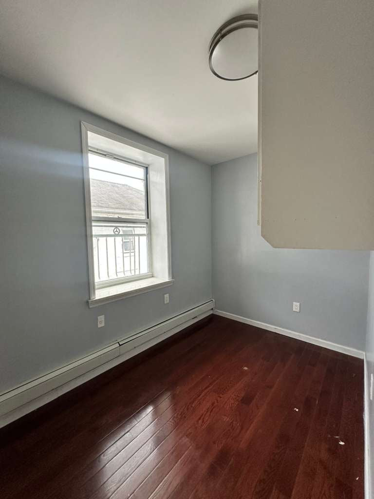 Remodeled room in Brooklyn, with wardrobe, unfurnished, shares apartment with 3 people.