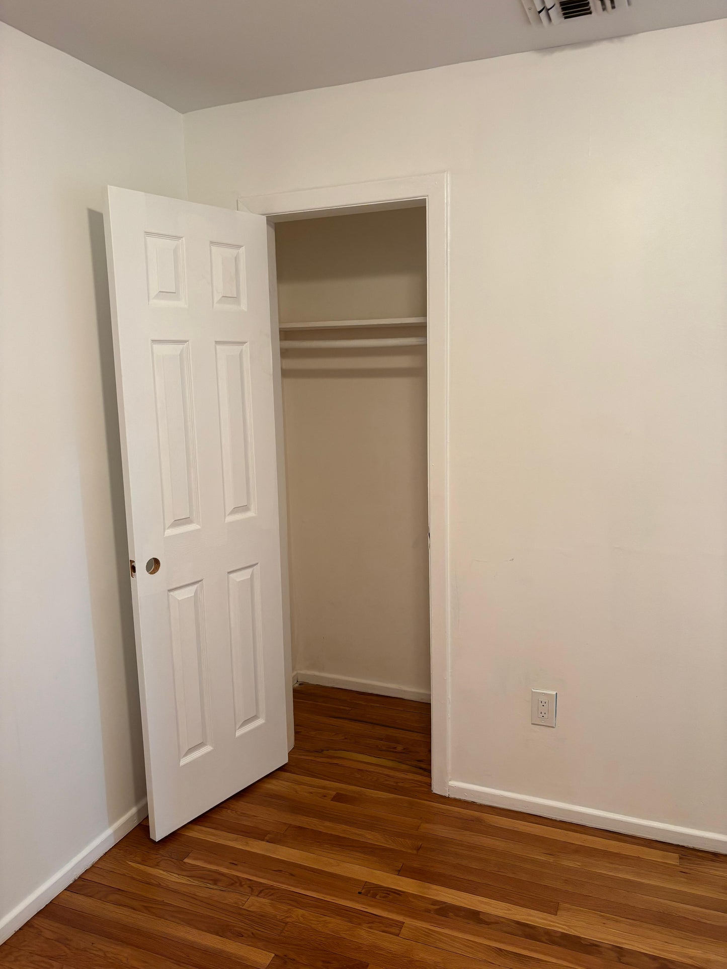Spacious and bright room for rent in an excellent location.