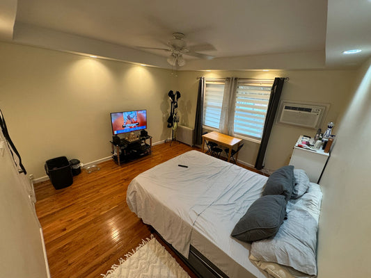 habitación hermosa privada en middle village .