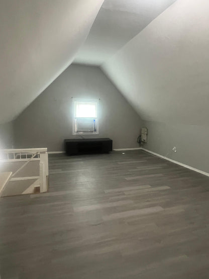 Spacious attic for Rent – Close to Supermarkets