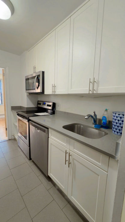 Large and bright private room in Queens.