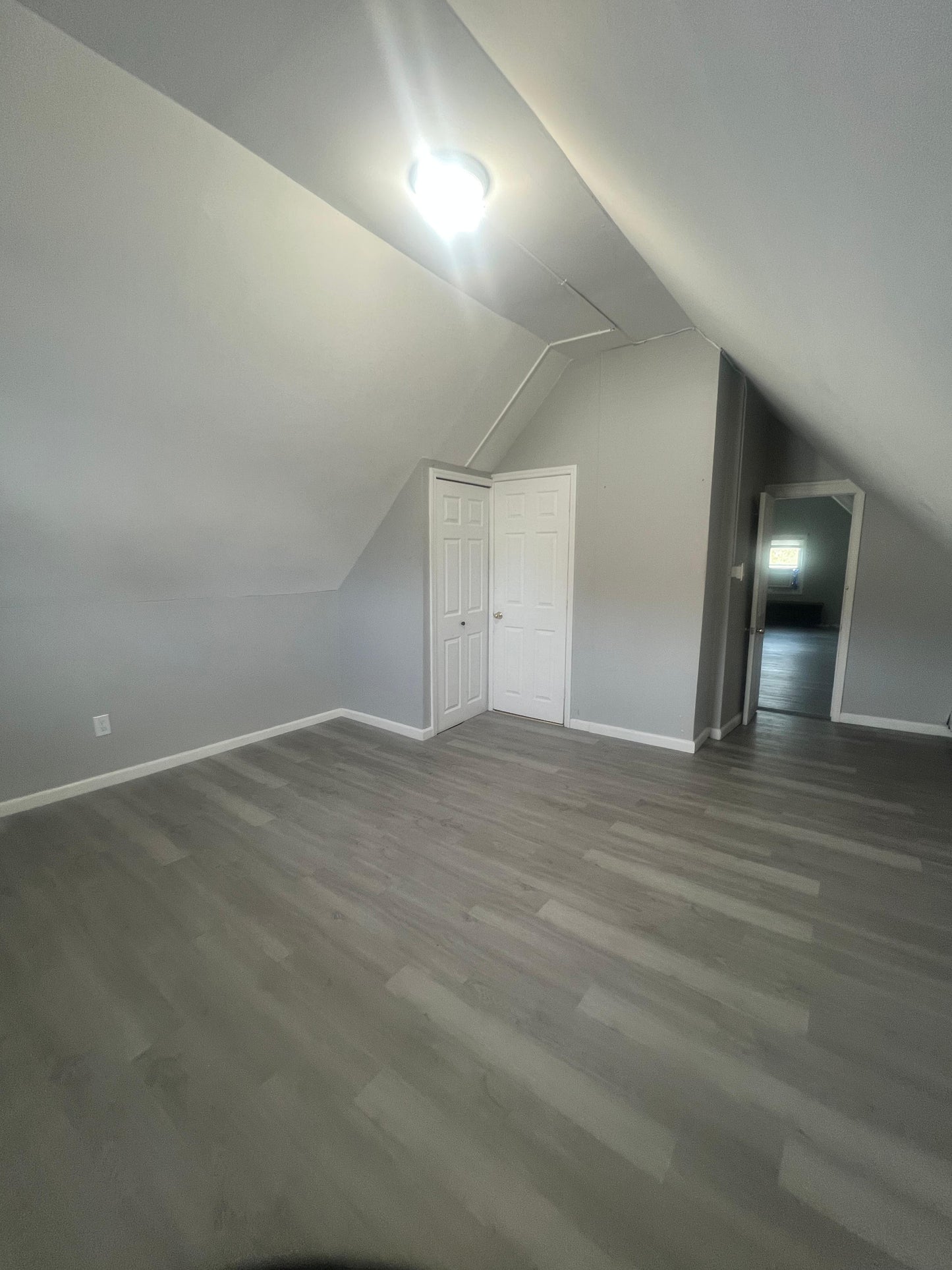 Spacious attic for Rent – Close to Supermarkets