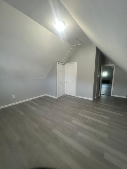 Spacious attic for Rent – Close to Supermarkets