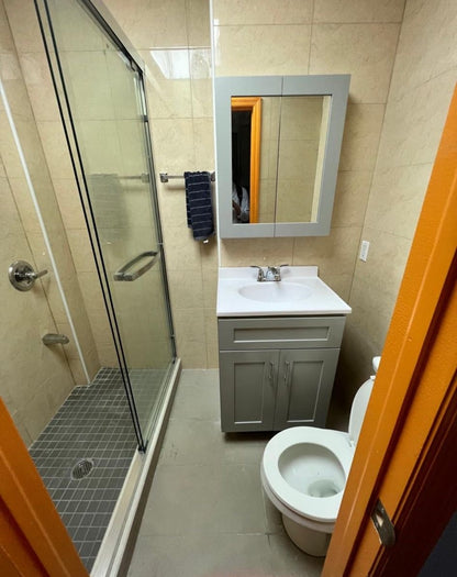 Habitación privada solo se comparte con una mujer, súper cómoda y con muy buena ubicación.