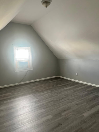 Spacious attic for Rent – Close to Supermarkets