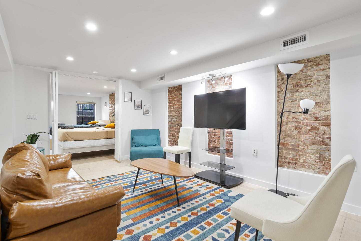 “Looking for a young, chill roommate with a relaxed vibe 🌿🎷”