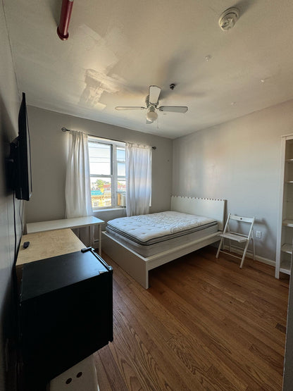 Habitación privada en Corona con baño privado para dos personas