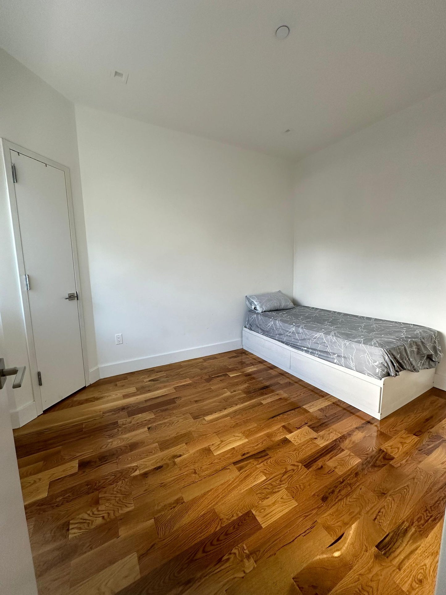Private Room in East Elmhurst!