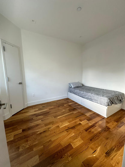 Private Room in East Elmhurst!