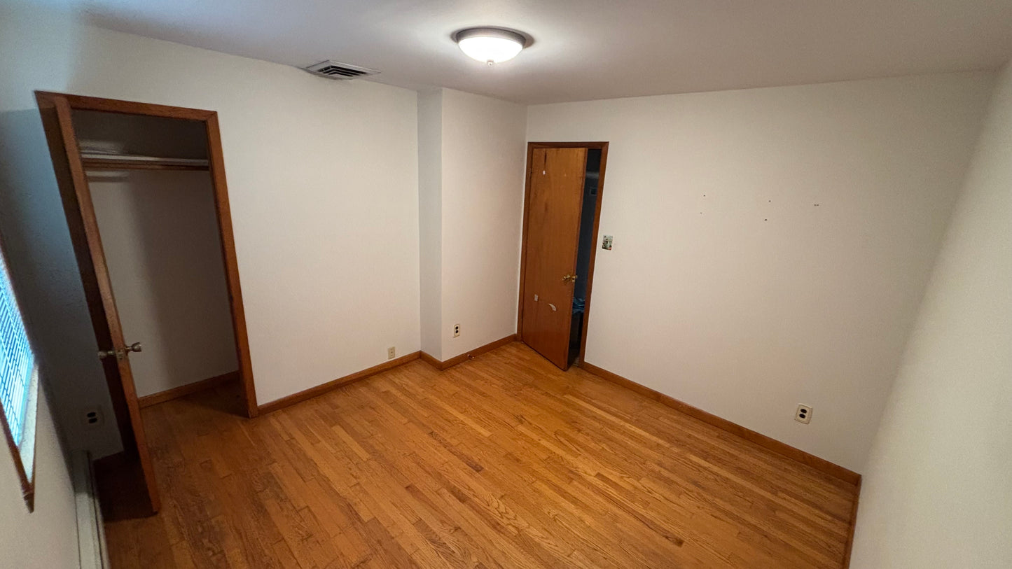 Room in a Family House in College Point – Immediate Availability!!