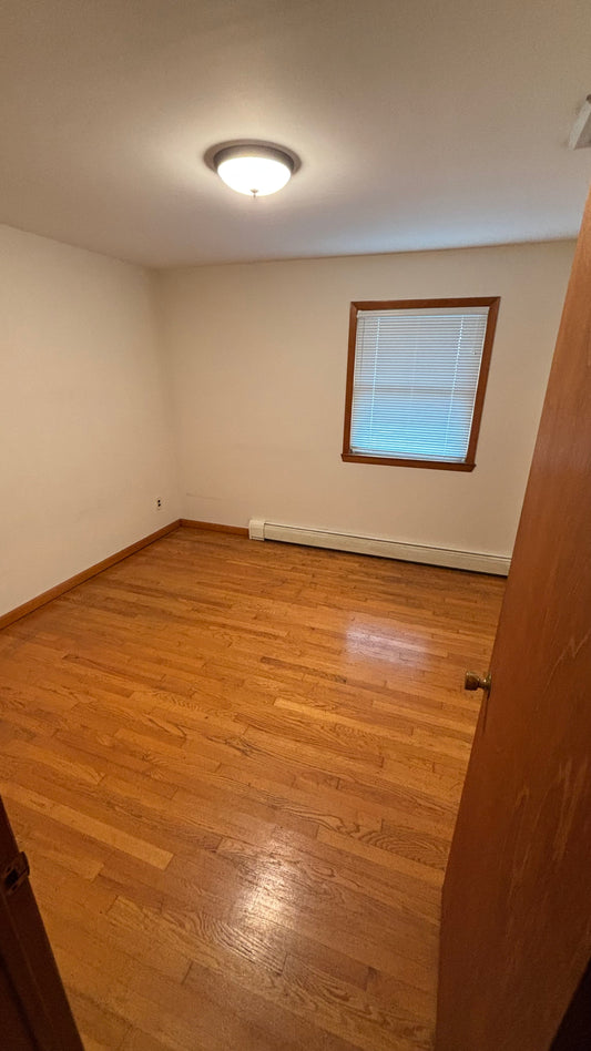 Room in a Family House in College Point – Immediate Availability!!