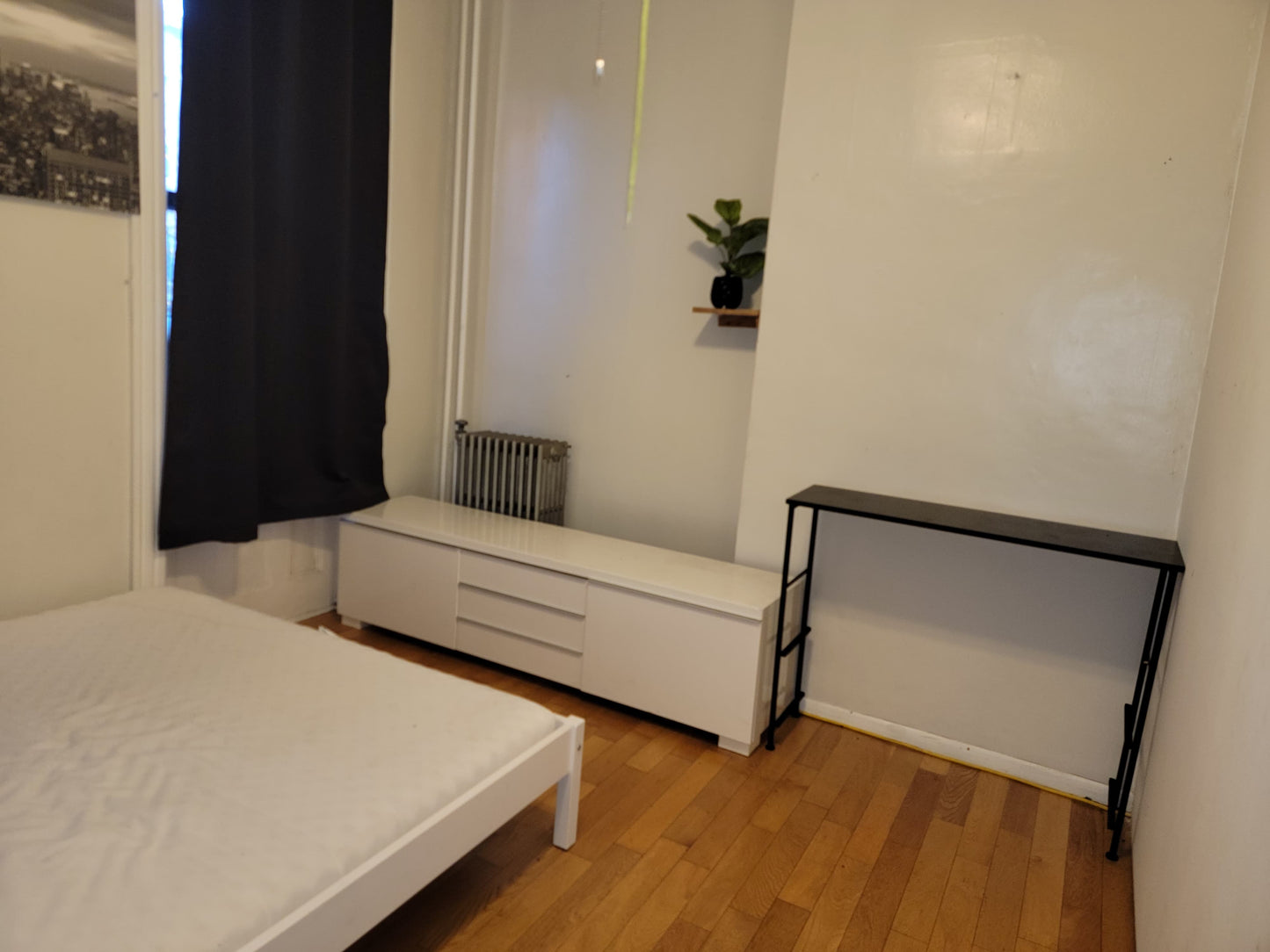 Private Room Near the M Train – Immediate Availability