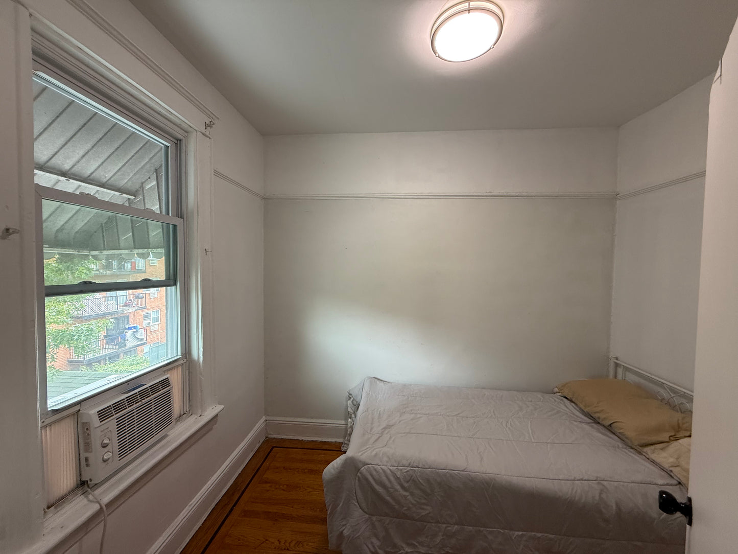 Private Room in Elmhurst – 7 Minutes Walking to the Train and Shopping Centers