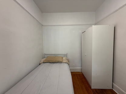 Private Room in Elmhurst – 7 Minutes Walking to the Train and Shopping Centers