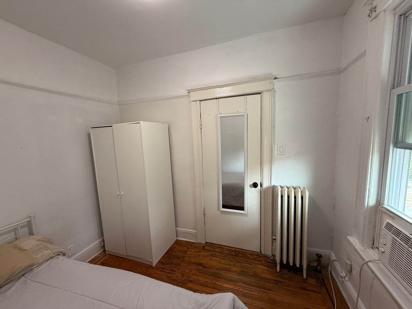 Private Room in Elmhurst – 7 Minutes Walking to the Train and Shopping Centers