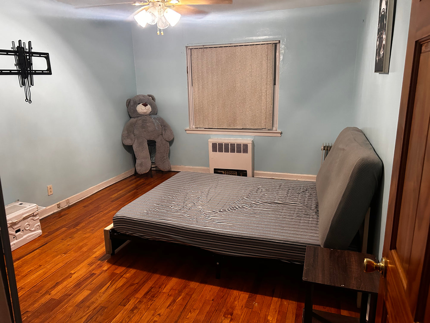 Excelente habitación en East Elmhurst, cerca de el aeropuerto LaGuardia, en una zona  de fácil parqueo y en zona comercial con lavanderías, tiendas, supermercados y restaurantes a minutos de distancia caminando. Ambiente familiar .