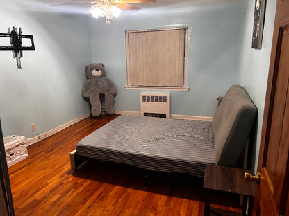 Excelente habitación en East Elmhurst, cerca de el aeropuerto LaGuardia, en una zona  de fácil parqueo y en zona comercial con lavanderías, tiendas, supermercados y restaurantes a minutos de distancia caminando. Ambiente familiar .