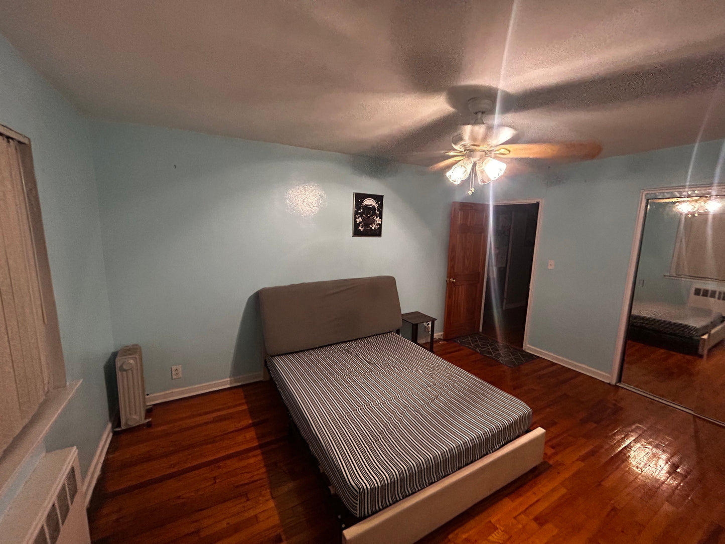 Excelente habitación en East Elmhurst, cerca de el aeropuerto LaGuardia, en una zona  de fácil parqueo y en zona comercial con lavanderías, tiendas, supermercados y restaurantes a minutos de distancia caminando. Ambiente familiar .