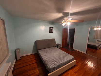 Excelente habitación en East Elmhurst, cerca de el aeropuerto LaGuardia, en una zona  de fácil parqueo y en zona comercial con lavanderías, tiendas, supermercados y restaurantes a minutos de distancia caminando. Ambiente familiar .