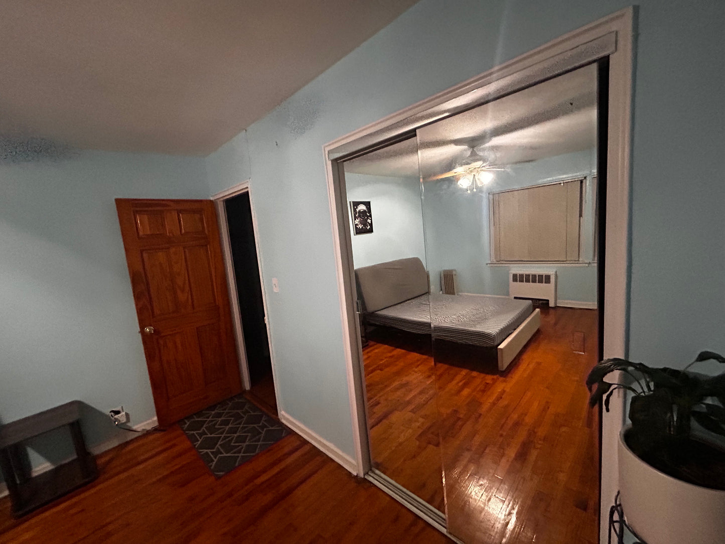 Excelente habitación en East Elmhurst, cerca de el aeropuerto LaGuardia, en una zona  de fácil parqueo y en zona comercial con lavanderías, tiendas, supermercados y restaurantes a minutos de distancia caminando. Ambiente familiar .