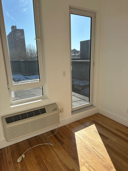 Private Room with Spacious Terrace in Brooklyn