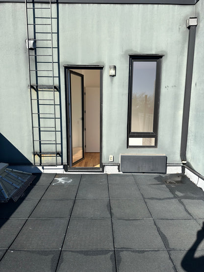 Private Room with Spacious Terrace in Brooklyn