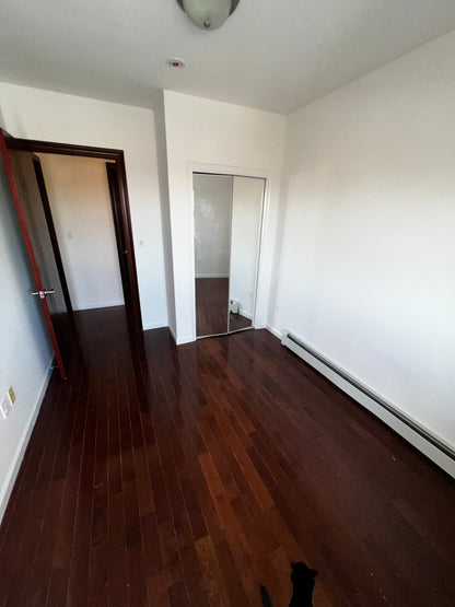 Private room in woodside !