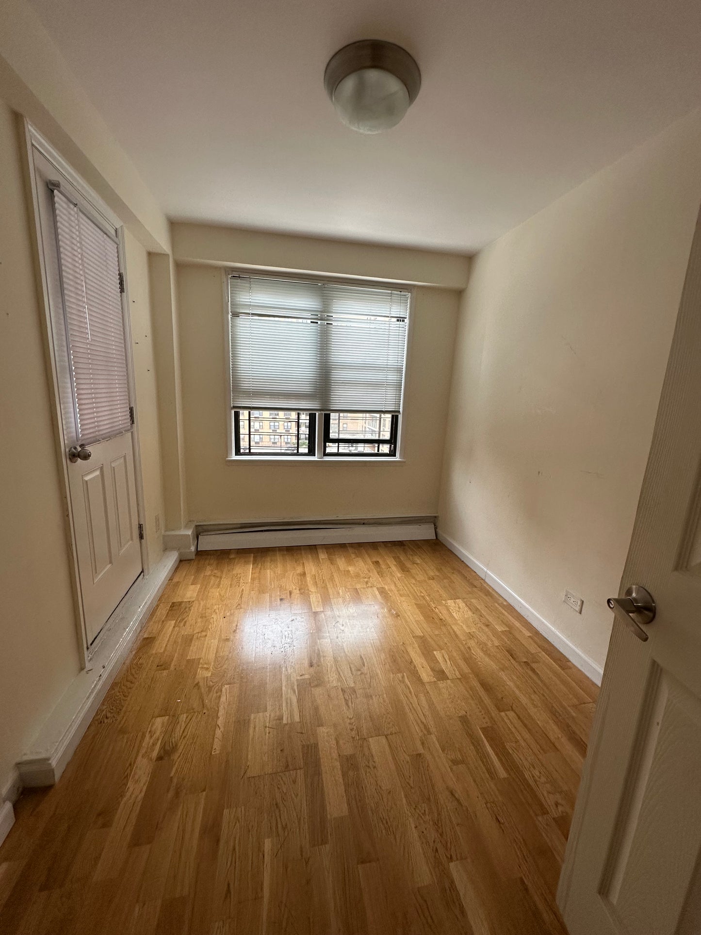 Beautiful and Bright Room with Balcony in Corona