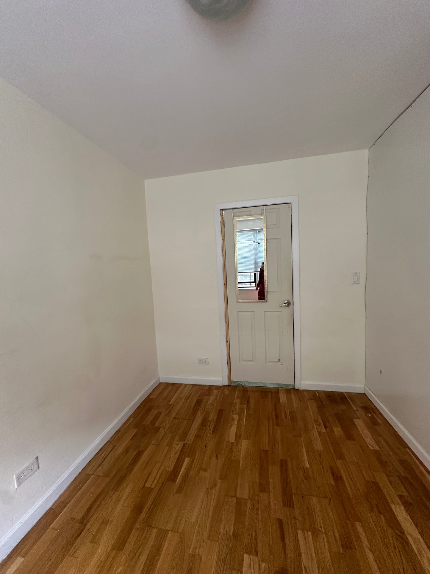 Beautiful and Bright Room with Balcony in Corona