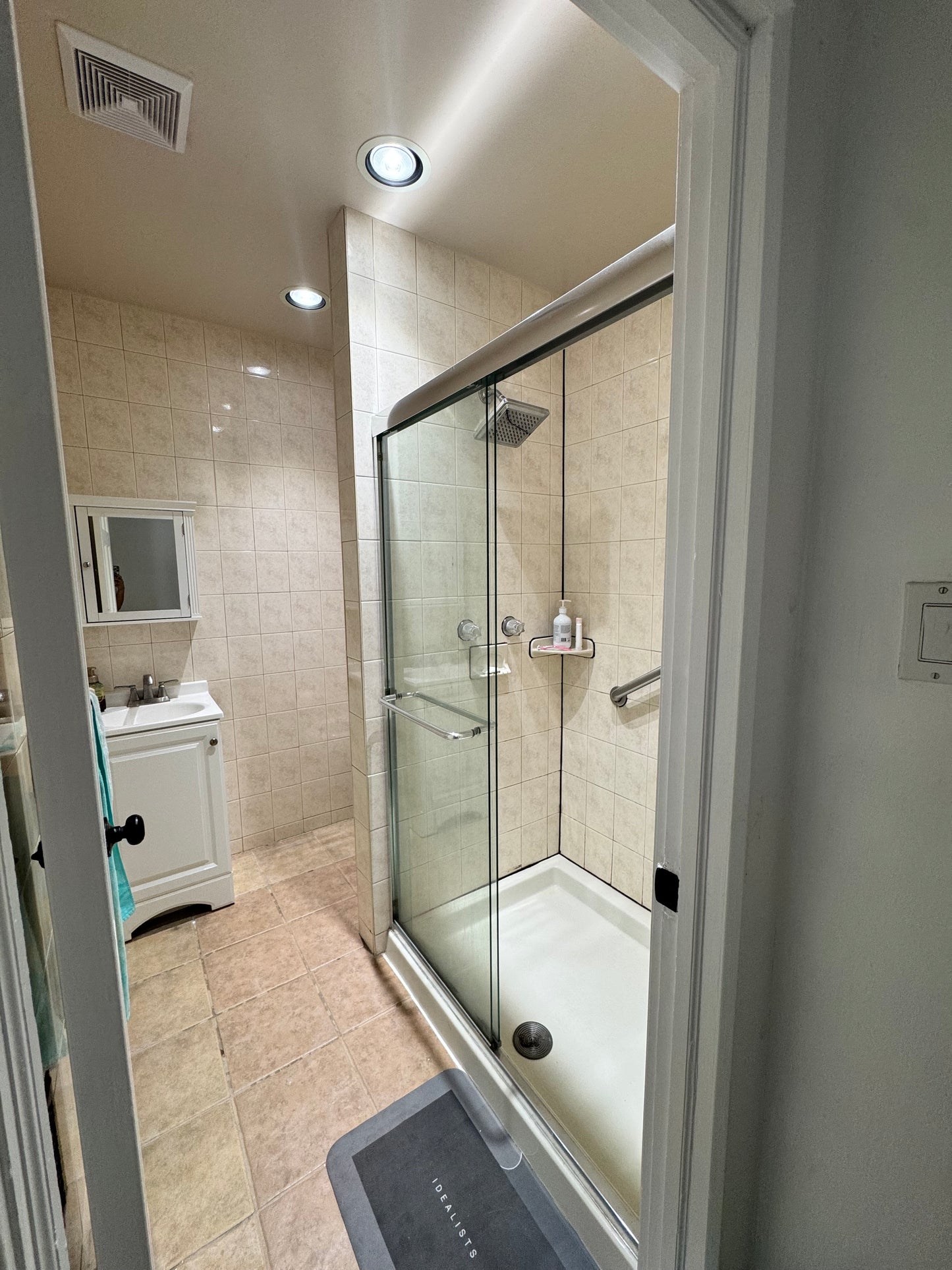 Habitación cómoda, con buena iluminación, acceso a cocina y baño compartido, ubicado en un lugar tranquilo sin congestiones